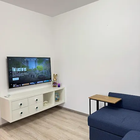 Modern 10 Minutes Walking Distance From N Romanescu Park Daire Craiova