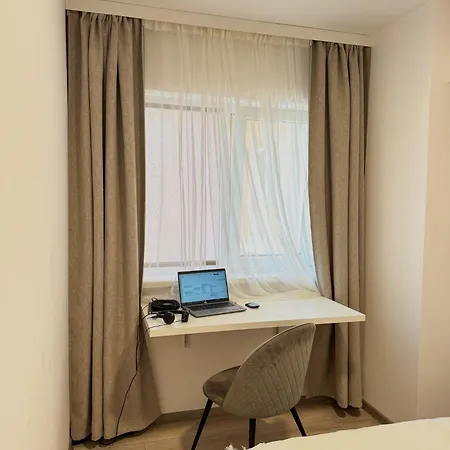 Modern 10 Minutes Walking Distance From N Romanescu Park Daire *