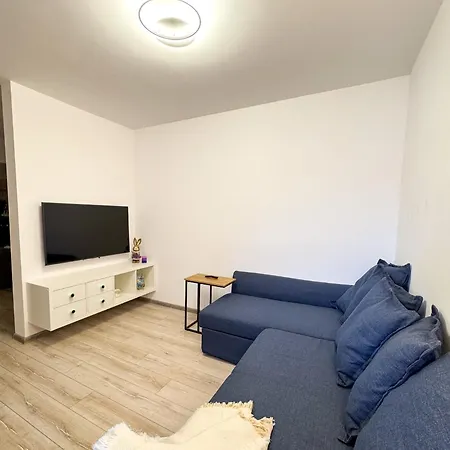 Daire Modern 10 Minutes Walking Distance From N Romanescu Park Craiova