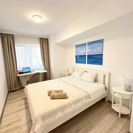 Daire Modern 10 Minutes Walking Distance From N Romanescu Park Craiova